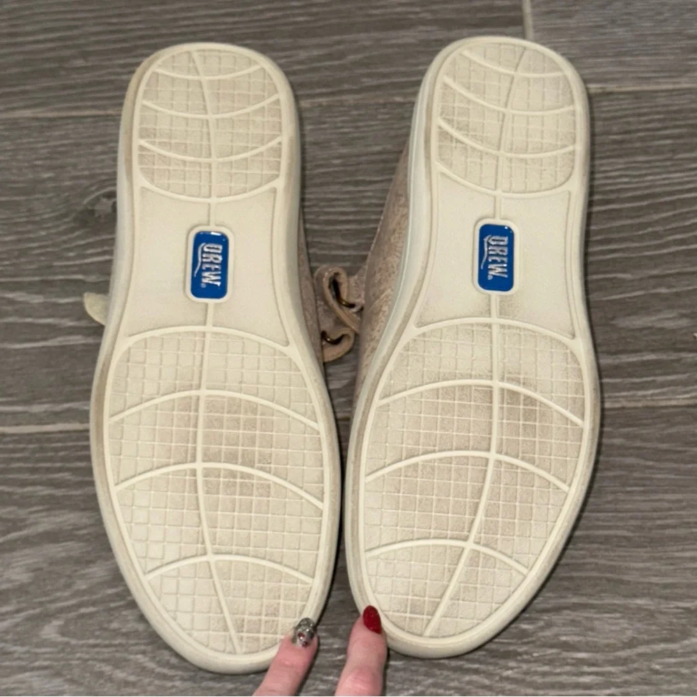 Drew Rose Mary Jane Flats Bone Color Hook & Loop Strap Closure Women’s Size 11W